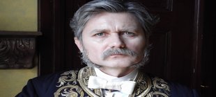 Mann mit Backenbart in historischer Uniform