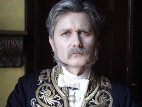 Mann mit Backenbart in historischer Uniform