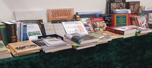 Büchertisch