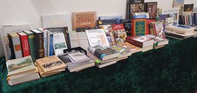 Büchertisch
