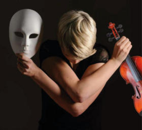 Schüler mit Theatermaske und Geige