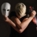 Schüler mit Theatermaske und Geige