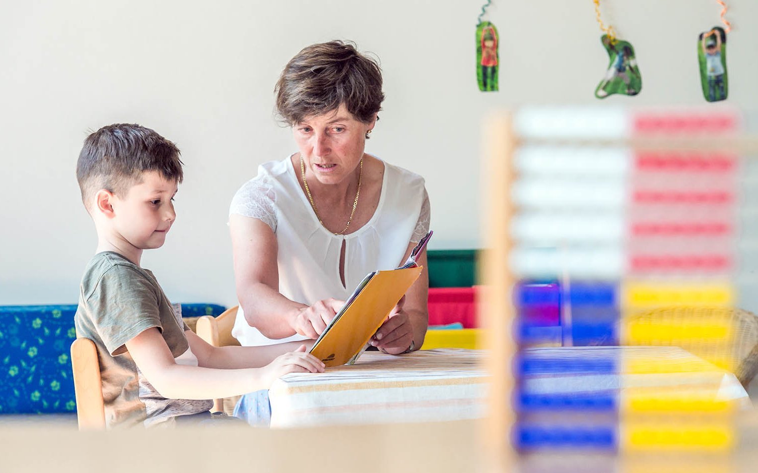 Kind im Kindergarten mit Erzieherin