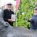 Zwei Männer hinter Bronze-Nashorn