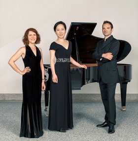 Zwei Musikerinnen und ein Musiker vor einem Flügel
