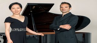 Ju-Hee Oh und Mauricio Viggiani vor einem Flügel