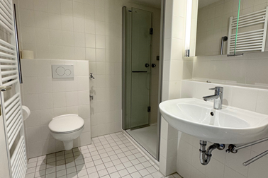 Blick in ein modernes Badezimmer