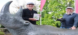 Hans Walker und Richard Böhmer stehen neben einem Augustinum-Nashorn