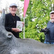 Hans Walker und Richard Böhmer stehen neben einem Augustinum-Nashorn