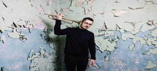 Trompeter vor abgeblätterter Wand