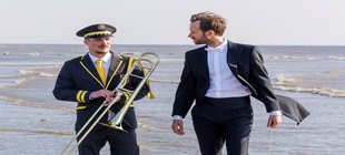 Zwei Männer mit Instrument