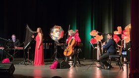 Musiker*innen auf der Bühne des Augustinum Mölln mit der Aufführung "Viva Frida"