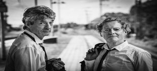 Michael J. Westphal & Uli Schmid stehen auf einem Bahnsteig
