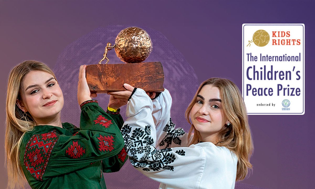 zwei ukrainische Mädchen halten den Kinderrechtspreis 2023 in die Höhe