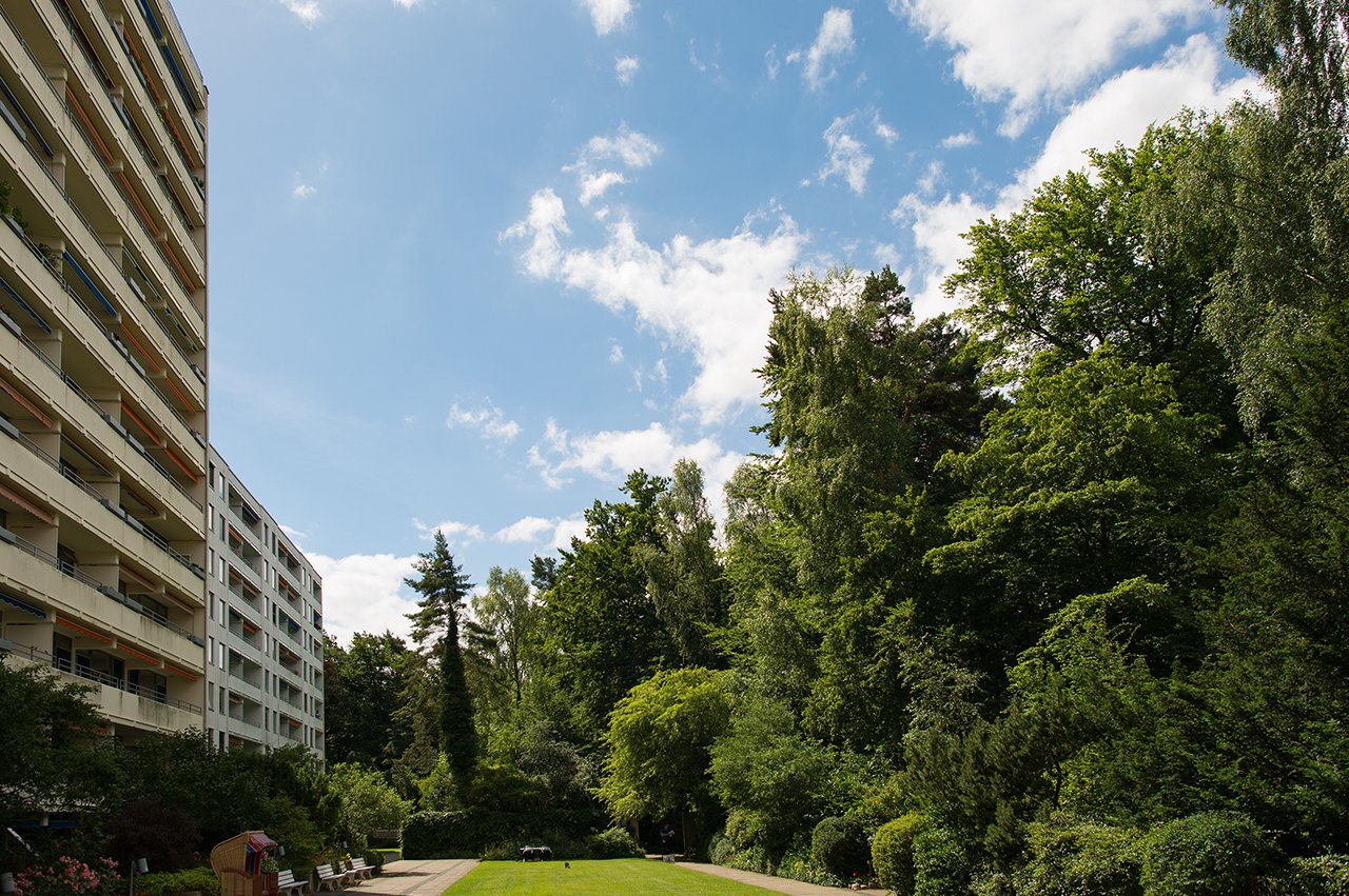 Zu allen Appartements gehört ein Balkon oder eine Terrasse mit herrlichem Blick auf die hauseigene Parkanlage und die umgebenden Wälder.  