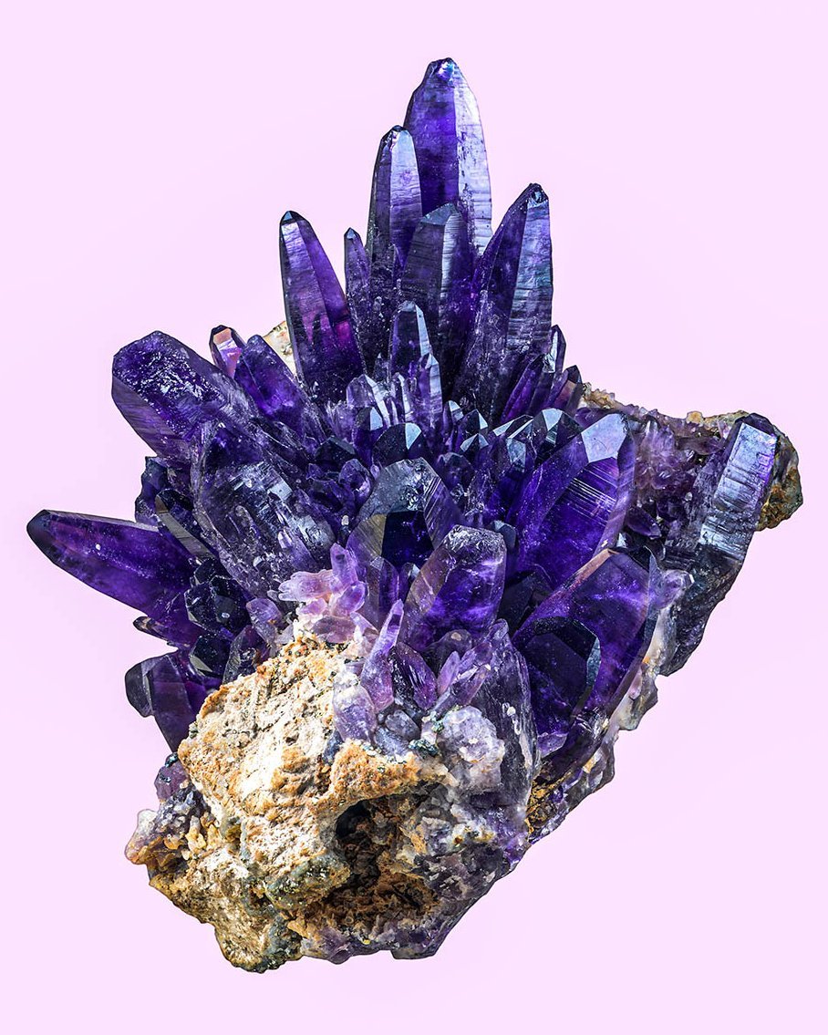 ein lila Amethyst vor fliederfarbenem Hintergrund