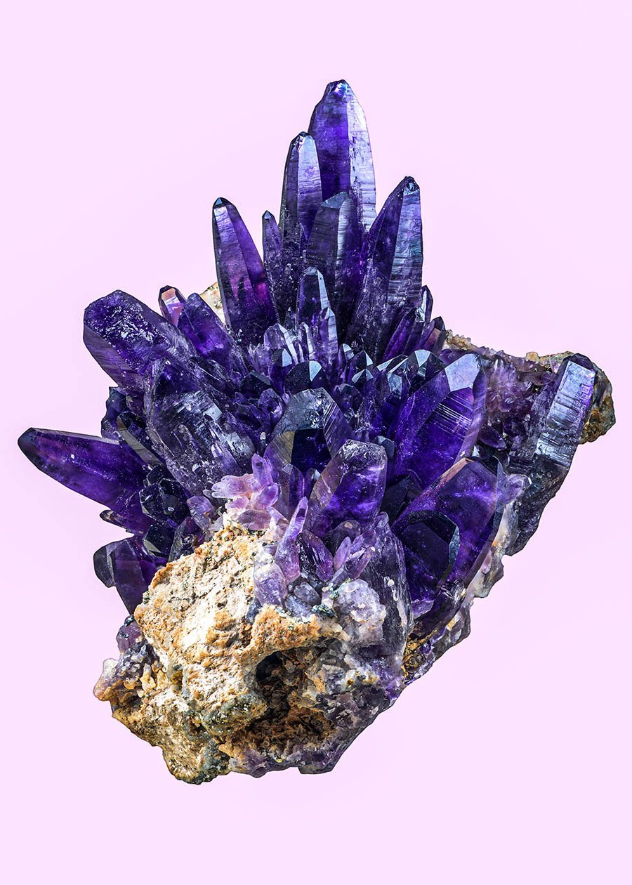 ein lila Amethyst vor fliederfarbenem Hintergrund