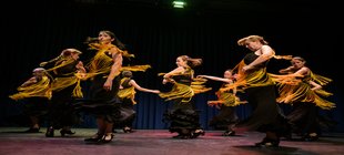 tanzende Frauen in Flamencokleidung