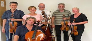 Die Musiker*innen des Antoninsextett mit Instrumenten
