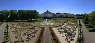 Akkurat angelegte Beete mit dem Barockschloss Ludwigsburg im Hintergrund 