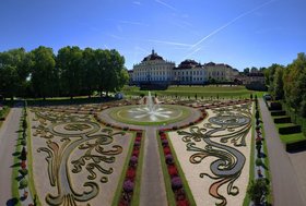Akkurat angelegte Beete mit dem Barockschloss Ludwigsburg im Hintergrund 