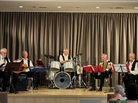 Band mit verschiedenen Instrumenten auf der Bühne des Augustinum Braunschweig