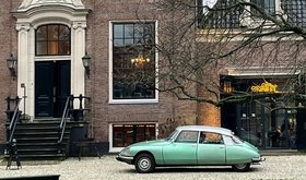 Ein Auto vor einem Haus