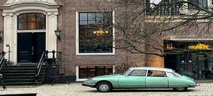 Ein Auto vor einem Haus