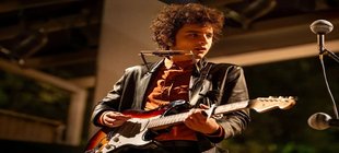 Junger Mann mit E-Gitarre