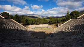Amphitheater vor Bäumen