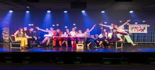 junge Menschen auf einer Theaterbühne