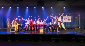 junge Menschen auf einer Theaterbühne