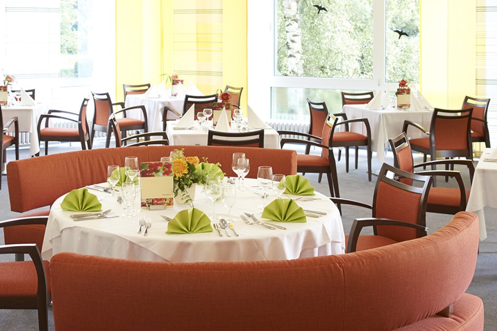 Bei freier Platzwahl können Sie Ihre Essenszeiten im Restaurant des Augustinum Detmold flexibel halten.