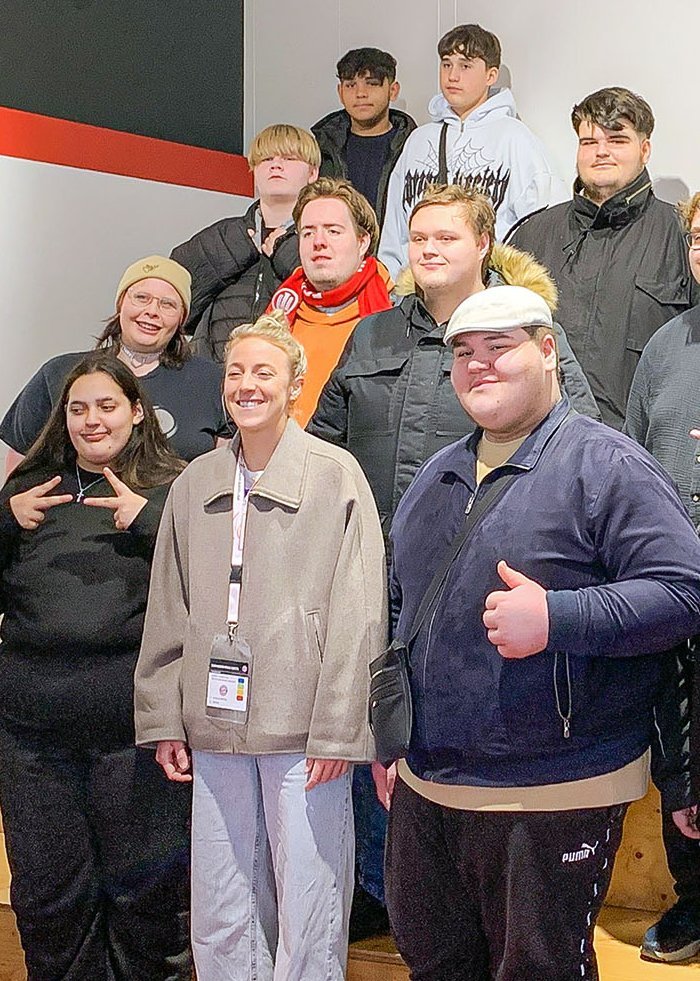 Jugendliche der Adipositas-Einrichtung des Augustinum Berchtesgadener Land treffen am Rande eines Spiels der FC-Bayern-Frauen die Spielerin Caro Simon