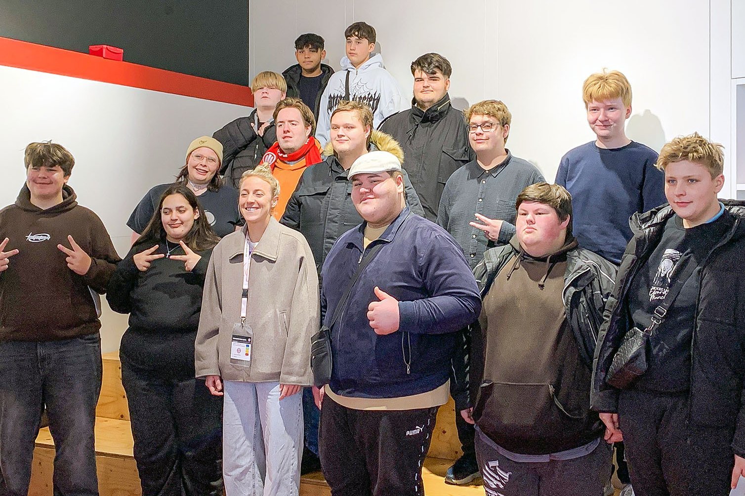 Jugendliche der Adipositas-Einrichtung des Augustinum Berchtesgadener Land treffen am Rande eines Spiels der FC-Bayern-Frauen die Spielerin Caro Simon