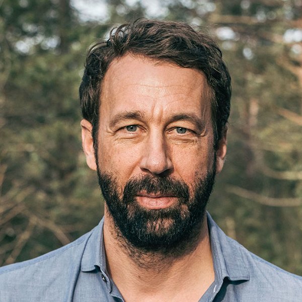 Porträtfot des Autoren Tobias Haberl mit Walsbäumen im Hintergrund