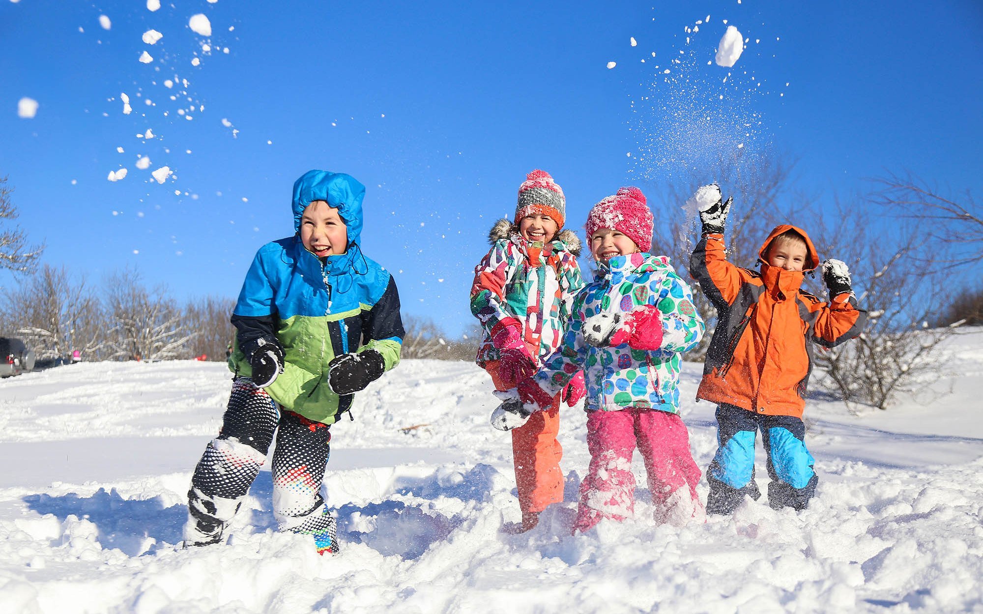 vier Kinder machen eine Schneeballschlacht