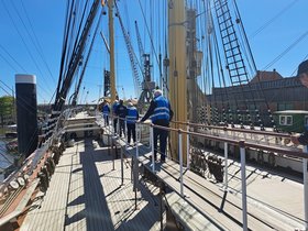 Besuchergruppe auf dem Museumsschiff "Peking" im Hamburger Hafen
