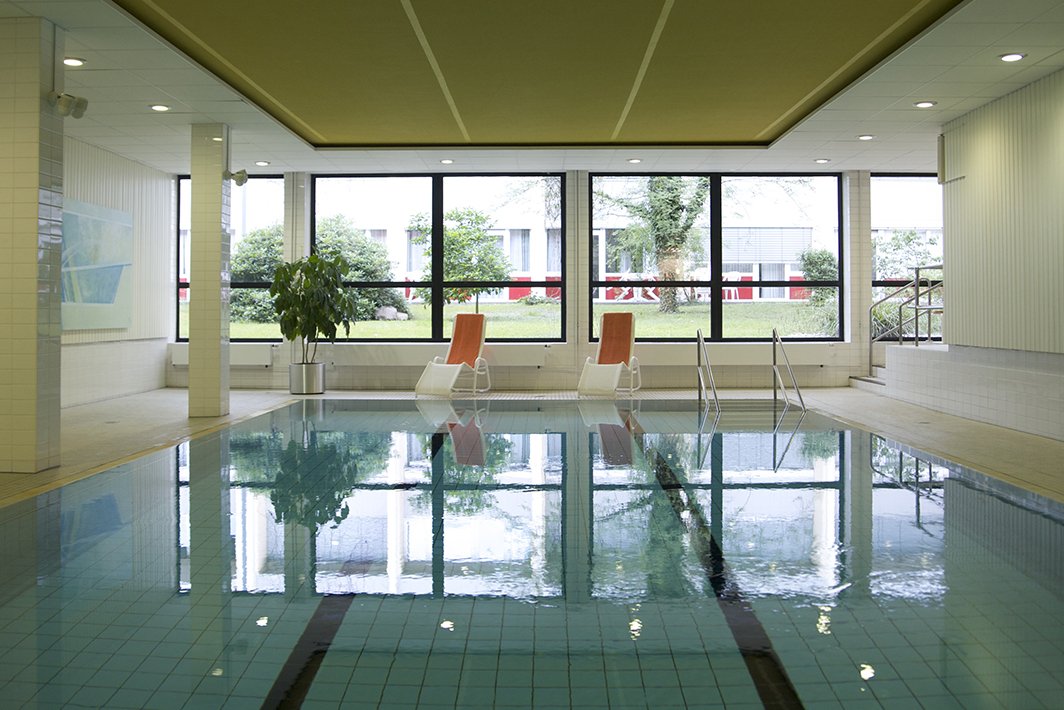 Schwimmbad und Fitnessraum ermöglichen Entspannung und Training im Haus.
