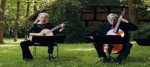 Susanne Peuker und das Ensemble in Konzertaufstellung im Grünen