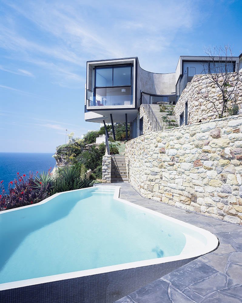 Holman House, das bei Sydney in einer Höhe von rund 70 Metern auf einem Felsen über das Meer ragt