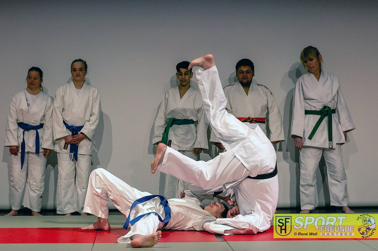 Judoka bei einer Wurftechnik