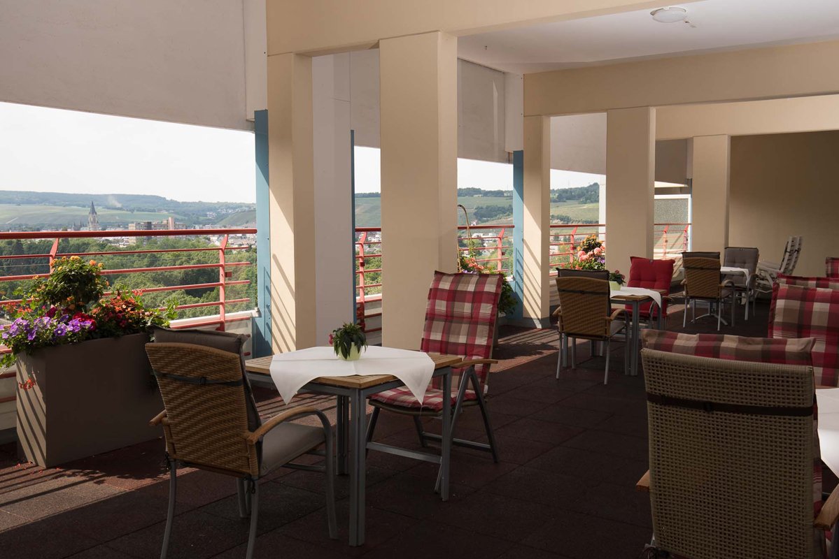 Im Panorama-Café auf der Dachterrasse des Augustinum Bad Neuenahr genießen Sie einen herrlichen Blick ins Ahrtal mit seinen Weinbergen. Im Panorama-Café auf der Dachterrasse des Augustinum Bad Neuenahr genießen Sie einen herrlichen Blick ins Ahrtal mit seinen Weinbergen.