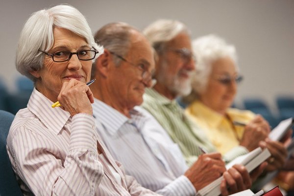 Senioren im Publikum eines Vortrags