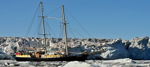 Schiff vor Eisbergen