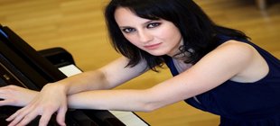 Pianistin am Flügel