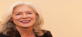 Frau mit grauen Haaren lächelt