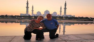 Ehepaar Ritter vor der Moschee in Abu Dhabi