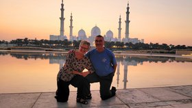 Ehepaar Ritter vor der Moschee in Abu Dhabi