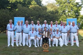 Chormitglieder auf zum Fot auf Wiese versammelt